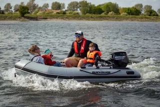 QS Mercury Sport 320 on vakaa kumivene vahvalla alumiinipohjalla - yhteysveneeksi ja kalastukseen.